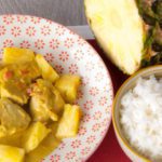 Kippenblokjes met curry en ananas