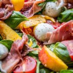 Kleurige salade met spinazie, mozzarella en perzik