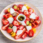 Zomerse salade met tomaat en aardbei