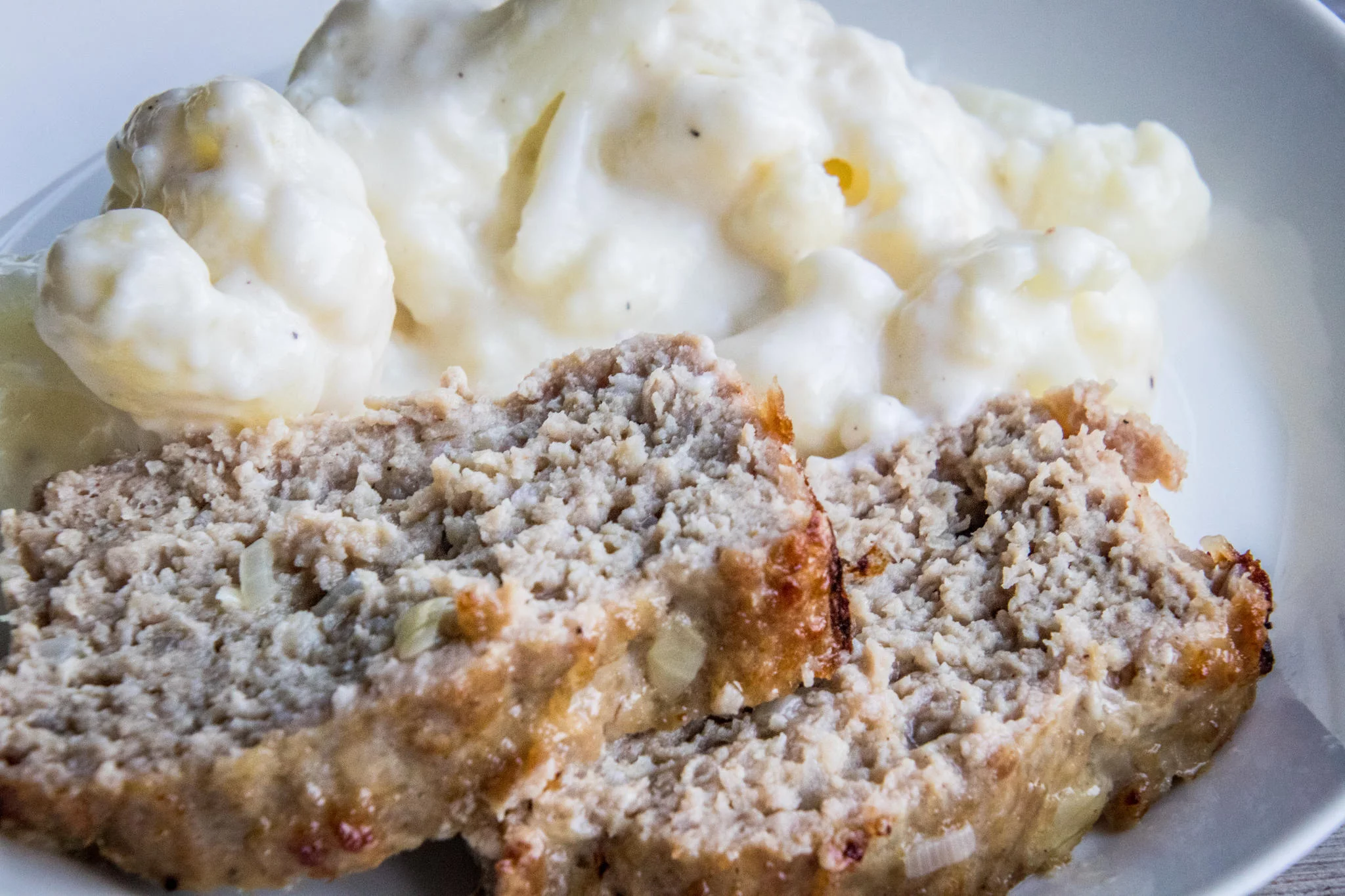 Gehaktbrood met bloemkool in roomsaus