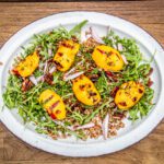 Salade met gegrilde perzik en spelt