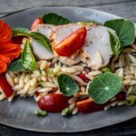 Salade van orzo, kipfilet en frisse kruiden