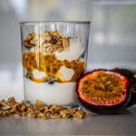 Ontbijtglas met yoghurt en fruit