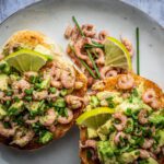 Lunchbroodje met garnalen en avocado