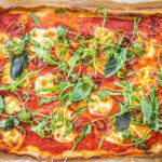 Snelle pizza met pancetta en pesto