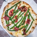 Homemade pizza met ricotta en groene aspergetips