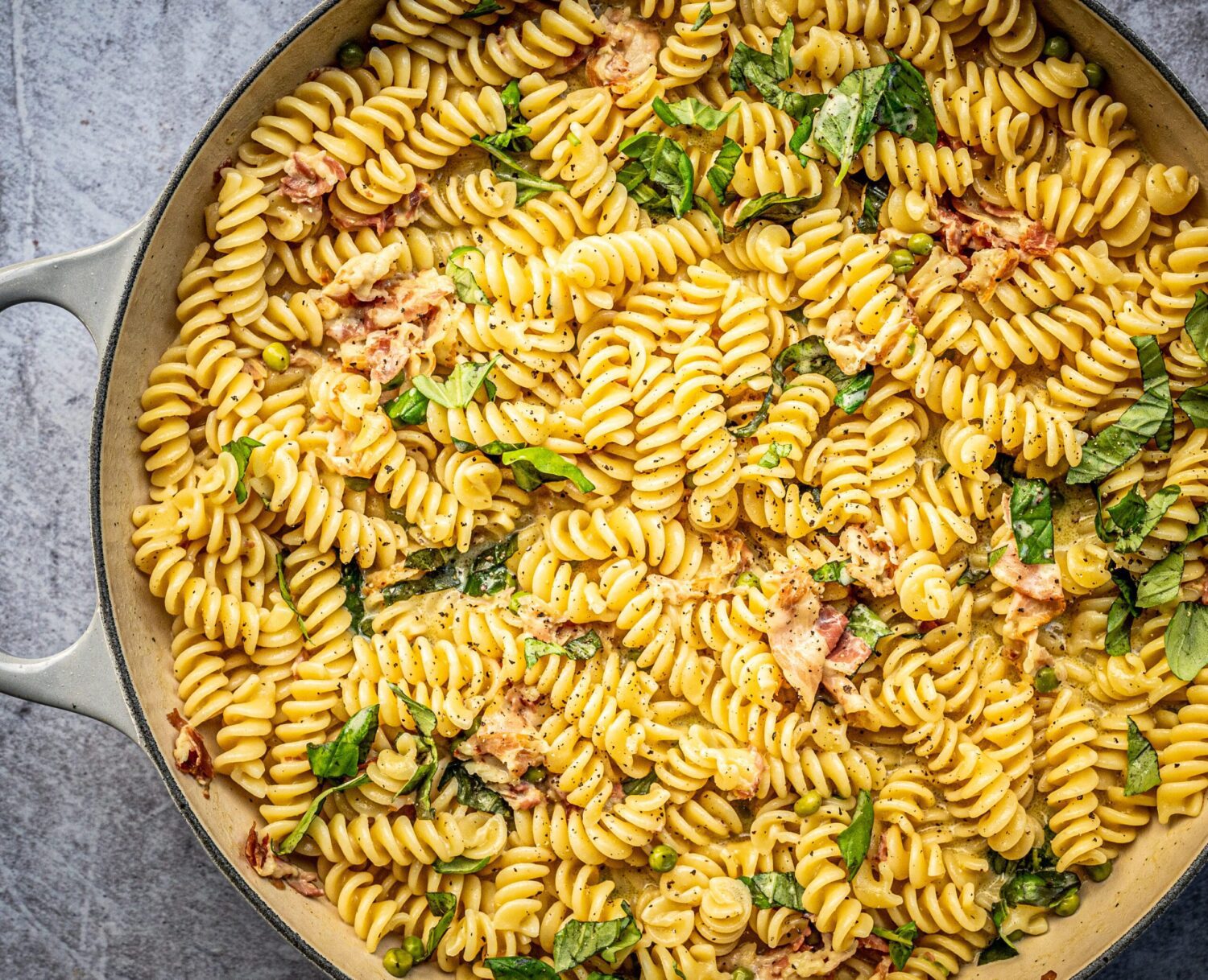 Romige eenpanspasta met erwtjes en pancetta